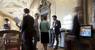 Mit der Stellenmeldepflicht hat das Parlament die Masseneinwanderungsinitiative der SVP umgesetzt. Arbeitgeber in Berufsarten mit &uuml;berdurchschnittlich hoher Arbeitslosigkeit m&uuml;ssen offene Stellen den Arbeits&auml;mtern melden.