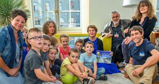 Zu Besuch bei Bundesr&auml;tin Sommaruga. Mit im Gep&auml;ck ist das Buch vom Aletschfloh.