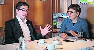 Michael Kreuzer (SVPO) und Brigitte Wolf (Gr&uuml;ne Oberwallis) im Streitgespr&auml;ch.