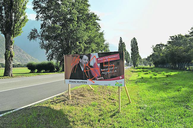 Das Wahlplakat von Franz Ruppen wurde mit Hitlerkreuzen besprayt.