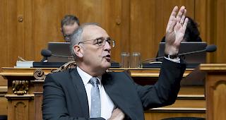 Marktanteil der Schweizer Weine bei 35 Prozent. Jetzt hallt ein Hilfeschrei aus den Westschweizer Weinkantonen an die Adresse von Bundesrat Guy Parmelin: Der Bund soll zahlen.