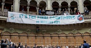 Herbstsession der Eidgen&ouml;ssischen R&auml;te: Klimaaktivisten entrollten am Donnerstag im Nationalratssaal einen Banner.