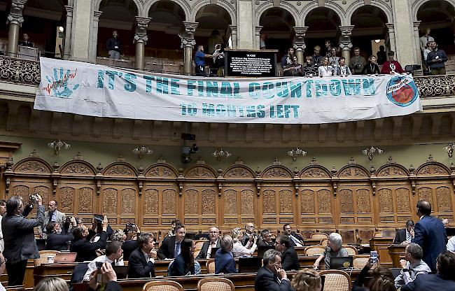 Herbstsession der Eidgenössischen Räte: Klimaaktivisten entrollten am Donnerstag im Nationalratssaal einen Banner.