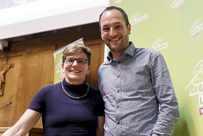 Brigitte Wolf (links), Grüne und Mathias Reynard, SP im Mai bei der Generalversammlung der Walliser Grünen in der Halle des Grossen Rates in Sitten.