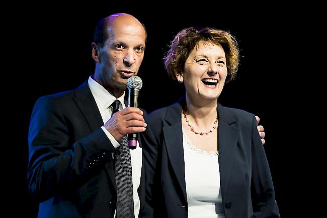 Beat Rieder (links), CVP-Ständerat, und Marianne Maret, CVP-Ständeratskandidatin, sprechen im Mai auf dem Kongress der Unterwalliser CVP in Fully.