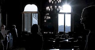 Die Sonne scheint ins Vorzimmer des Nationalrats. Wie sehen die Sitzverh&auml;ltnisse nach den Wahlen aus? 2444 Stimmberechtigte wurden zu ihren Pr&auml;ferenzen befragt.