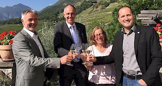 Die Verantwortlichen freuts: Die Walliser Weine sind bereit f&uuml;r die Aufnahme in die Marke Wallis. 