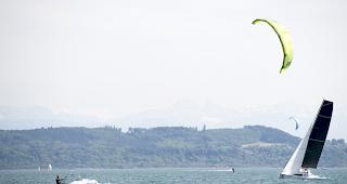 Zwei Segler sind am Donnerstagabend nach einem Schiffbruch auf dem Neuenburgersee mehr als eine Stunde lang geschwommen, um sich ans Ufer zu retten. (Symbolbild)