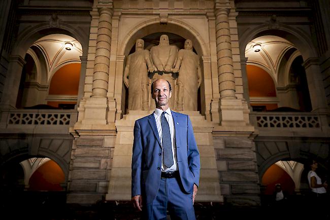 Schwört auf das Wallis. CVP-Ständerat Beat Rieder vor den drei Eidgenossen im Bundeshaus.