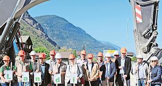 Los gehts. Gestern Freitag fuhren in Eyholz die Baumaschinen f&uuml;r die Landi Oberwallis auf.Foto WB