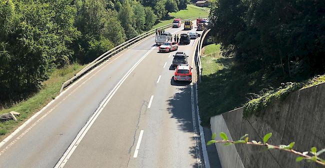 Am Samstagmittag ereignete sich auf der Hauptstrasse Grand-St-Bernard ein Verkehrsunfall. Dabei wurden zwei Personen verletzt. Eine dritte kam dabei ums Leben. 