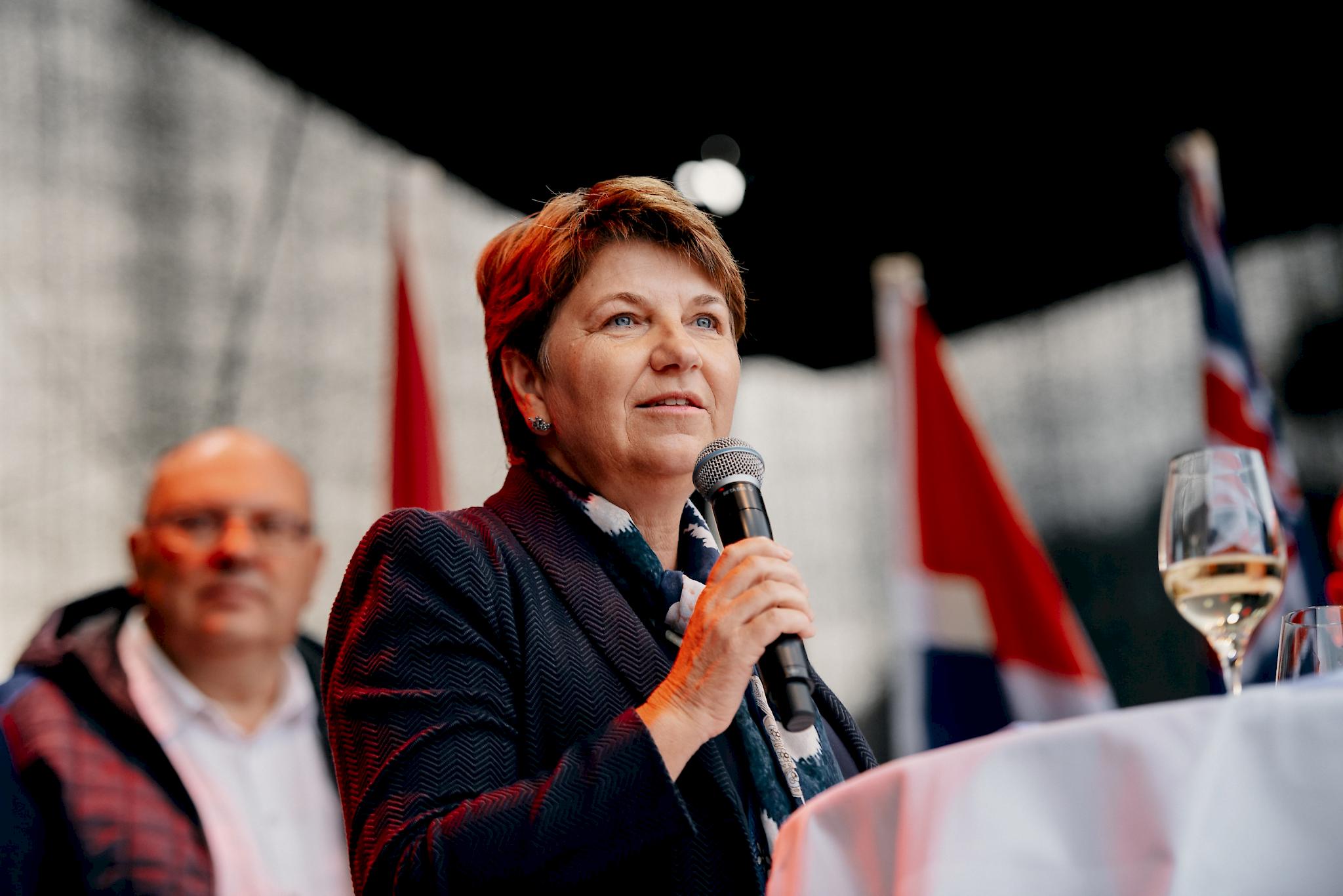 Bundesrätin Viola Amherd mit eindrucksvoller Rede 1815.ch