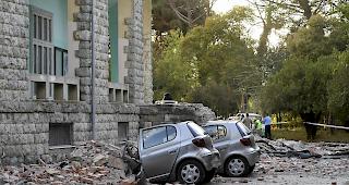 Besch&auml;digte Autos vor dem Geb&auml;ude der Fakult&auml;t f&uuml;r Geologie nach einem Erdbeben in Tirana.
