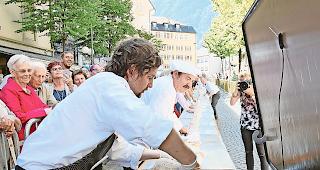 Anpacken. Mithilfe von zahlreichen Freiwilligen wurde das Cordon bleu &shy;portionenweise gebraten.