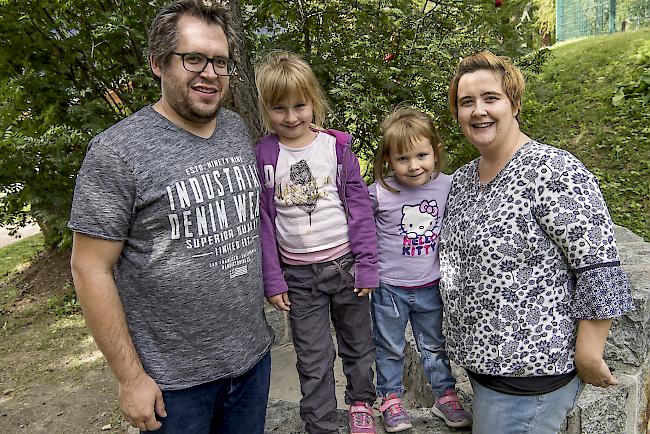 Benjamin (37), Lorena (5), Valentina (3) und Gabriela (34) Jordan, Termen.