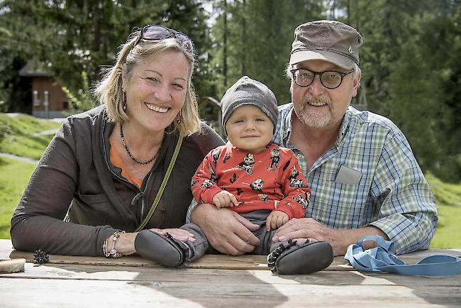 Elisabeth (67), Lenn (9 Monate) und Diego (65) Pianzola, Fiesch.