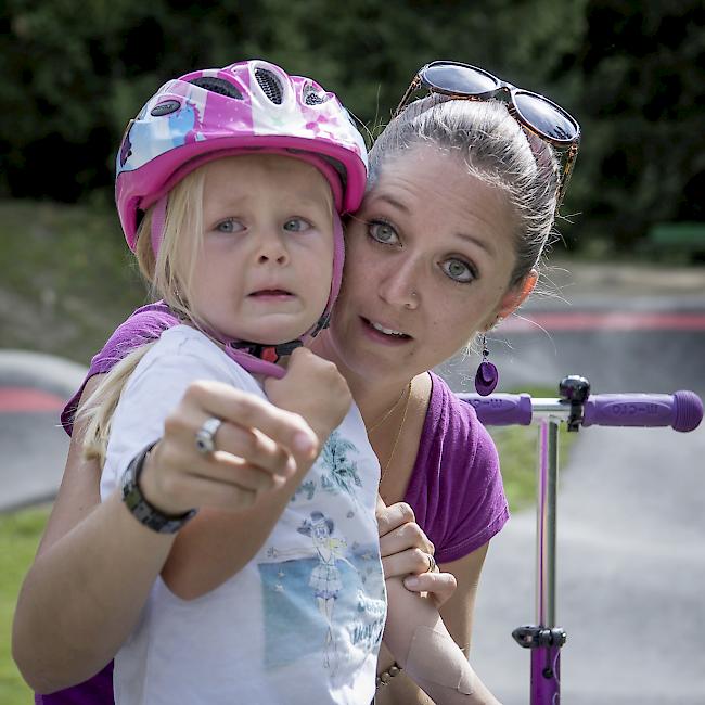 Livia (3) und Christine Zenklusen (32), Glis.