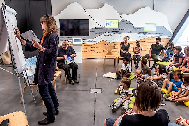 Lesung und Präsentation des neuen Kinderbuchs «Du bist nicht allein, kleiner Aletschfloh» durch Karin Widmer und Beat Hugi.