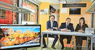 Authentisch. Fernando Lehner, Jean-Pierre Schmid und Alice Kalbermatter (von links) pr&auml;sentierten  die Halbjahresergebnisse der BVZ Gruppe in einem Zugwaggon.