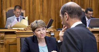 Bundesr&auml;tin Viola Amherd diskutiert mit St&auml;nderat Beat Rieder w&auml;hrend der Debatte um die Beschaffung neuer Kampfflugzeuge am Dienstag in Bern.