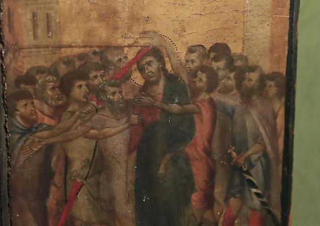 Der Kunstexperte Stephane Pinta zeigt am Dienstag in Paris ein Gemälde des italienischen Meisters Cimabue aus dem 13. Jahrhundert.