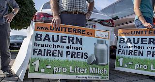 Ein dutzend Bauern demonstrieten am Dienstag, 17. September vor dem Emmi Produktionsstandort Emmen f&uuml;r einen h&ouml;heren Milchpreis.