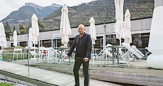 Anfallende Arbeiten. Olivier Foro, Direktor Thermalquellen Brigerbad AG, auf der Terrasse des Restaurants: Diese entsteht neu.