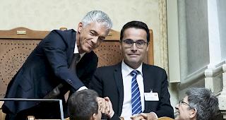 Der wieder gew&auml;hlte Bundesanwalt Michael Lauber, links, nimmt am Mittwoch auf der Trib&uuml;ne des Nationalrats Glueckw&uuml;nsche von Nicoletta della Valle, Direktorin Fedpol, entgegen.