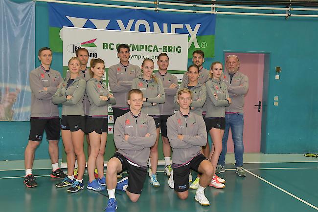 Ambitioniert. Der BC Olympica Brig Saison 2019/2020. Hinten von links: Kai Waldenberger, Jan Fröhlich, Marco Fux, Loris Pfammatter, Yoann Freysinger und Physio Michel Roovers. Mitte von links: Marion Varrin, Salome Näpfli, Emilie Stucky, Laura Blumenthal und Michelle Fux. Vorne von links: Nathan Näpfli und Janno Millius.