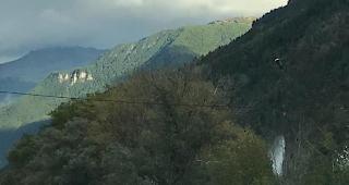 Ein Helikopter der Air Zermatt wurde aufgeboten, um den Brand zu l&ouml;schen.