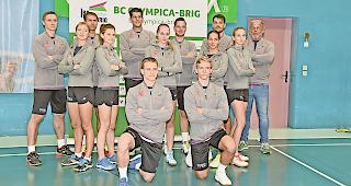 Ambitioniert. Der BC Olympica Brig Saison 2019/2020. Hinten von links: Kai Waldenberger, Jan Fr&ouml;hlich, Marco Fux, Loris Pfammatter, Yoann Freysinger und Physio  Michel Roovers. Mitte von links: Marion Varrin, Salome N&auml;pfli, Emilie Stucky, Laura Blumenthal und Michelle Fux. Vorne von links: Nathan N&auml;pfli und Janno Millius.Foto wb