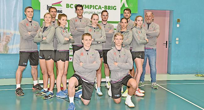 Ambitioniert. Der BC Olympica Brig Saison 2019/2020. Hinten von links: Kai Waldenberger, Jan Fröhlich, Marco Fux, Loris Pfammatter, Yoann Freysinger und Physio  Michel Roovers. Mitte von links: Marion Varrin, Salome Näpfli, Emilie Stucky, Laura Blumenthal und Michelle Fux. Vorne von links: Nathan Näpfli und Janno Millius.Foto wb