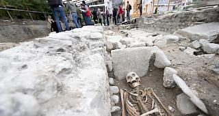 Ein menschliches Skelett in einem Grab auf einem Friedhof aus dem Hochmittelalter in St-Maurice.