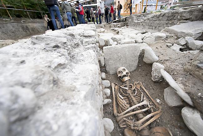 Ein menschliches Skelett in einem Grab auf einem Friedhof aus dem Hochmittelalter in St-Maurice.