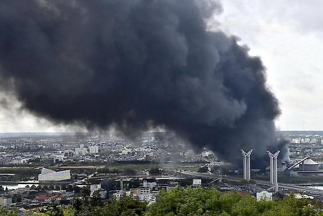 Schwarzer Rauch steigt auf, nachdem in einer Chemiefabrik in Rouen, Normandie, ein Feuer ausgebrochen ist.