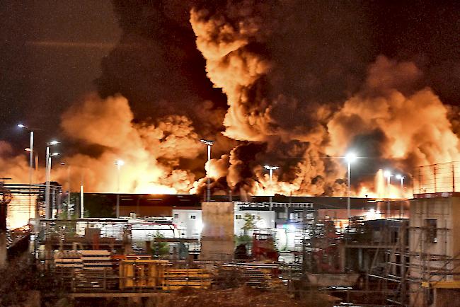 Riesige Flammen und Explosionen in der Fabrik des Unternehmens Lubrizol, das Zusatzmittel für Öle herstellt.