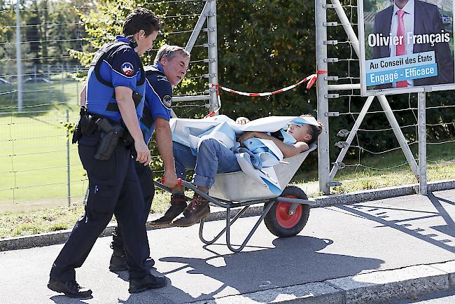 Demonstranten am Freitag an einem "Klimamarsch" in Lausanne. Einige wurden von der Polizei abgeführt.