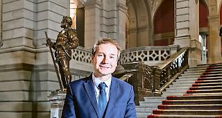 Breitbeinig im Bundeshaus. Philippe Nantermod, Nationalrat FDP. Foto WB/Andrea Soltermann