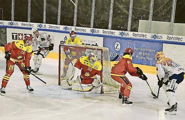 In Bedrängnis. Remo Giovannini und seine Vorderleute hatten im eigenen Slot viel zu tun.Foto WB