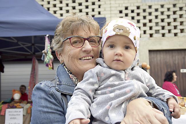 Liliane (68) mit Nora Clausen (2), Naters.