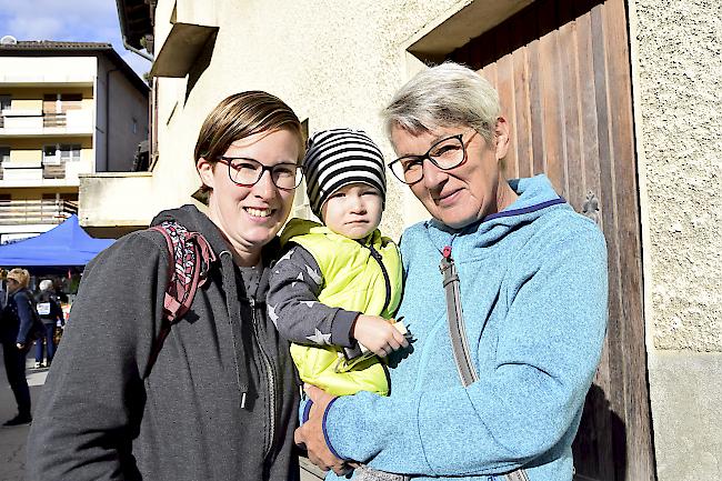 Nadja Schmid (32) mit Nico (2) und Amelia Leiggener (58), Ausserberg.