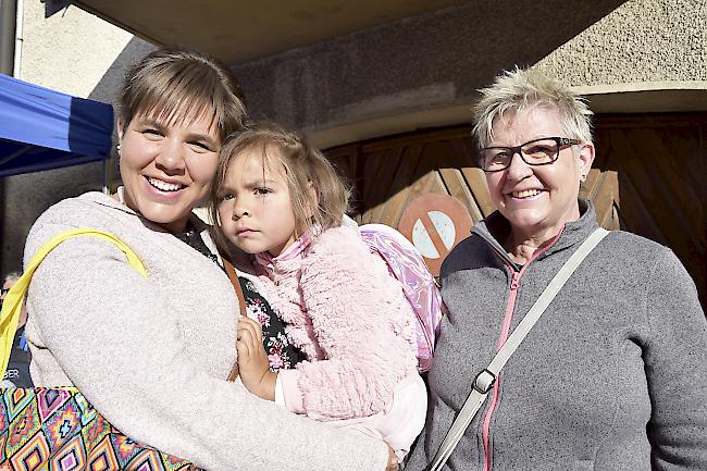 Andrea Millius (33) mit Sarah (4), Eggerberg, und Renata Fryand (60), Salgesch.