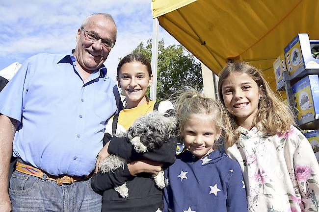 Roland Imhof (66), Turtmann, Joana Schaller (13), Glis, mit «Kimi» (1), Leonie Blumenthal (7), Turtmann, und Lenya Schaller (10), Glis.