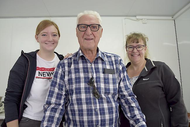 Elodie (18) und Alexandra Pugin (46), Echarlens FR, mit Oswald Kalbermatter (78), Steg.