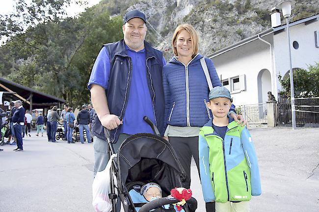 Dario (42) und Marianne Plaschy (34) mit David (1) und Mario (6), Varen.