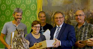 Die Walliser Gesellschaft f&uuml;r Wildtierbiologie &uuml;bergab am Montag Staatsrat Roberto Schmidt eine Petition, die den Vogeltod durch Stromschlag verhindern will.