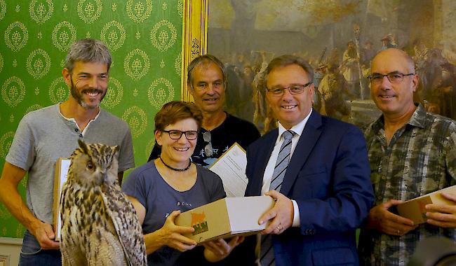 Die Walliser Gesellschaft für Wildtierbiologie übergab am Montag Staatsrat Roberto Schmidt eine Petition, die den Vogeltod durch Stromschlag verhindern will.
