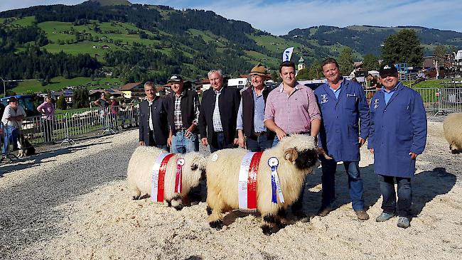 Vertreter vom Tiroler Schafzuchtverband Besitzer der Miss, Obmann Krall Josef, Besitzer des Mister sowie die Experten Pfammatter Erwin und Henzen Thomas.