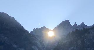 Die Mitarbeitenden des Unesco-Welterbes Swiss Alps Jungfrau-Aletsch waren auf Weiterbildung. Dabei erlebten sie auch das Sonnenspektakel am Martinsloch.