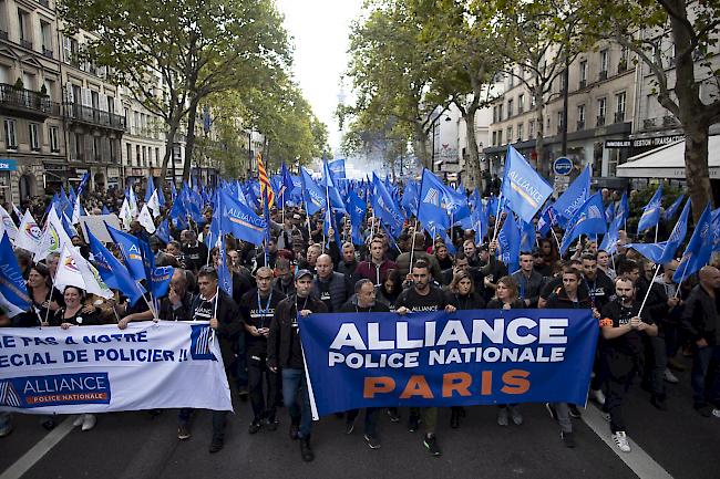 In Paris haben am Mittwoch tausende Sicherheitskräfte für bessere Arbeitsbedingungen protestiert.
